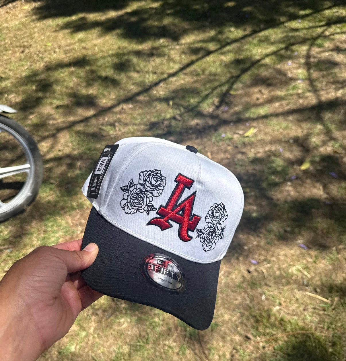 Gorra dos bordados blanca